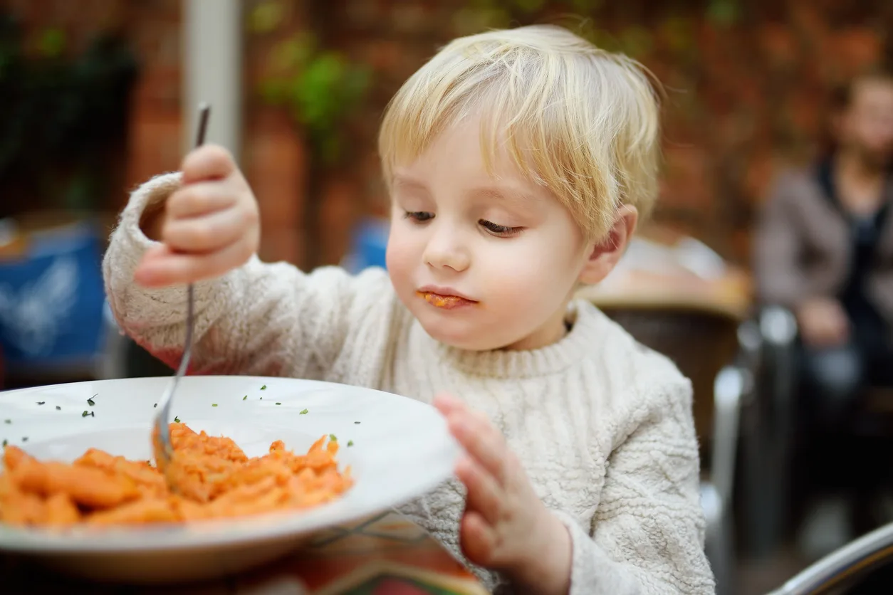 Al ristorante con i bambini: i consigli per portarli a cena fuori